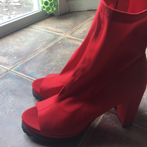 Red platform heels - Picture 5 of 10